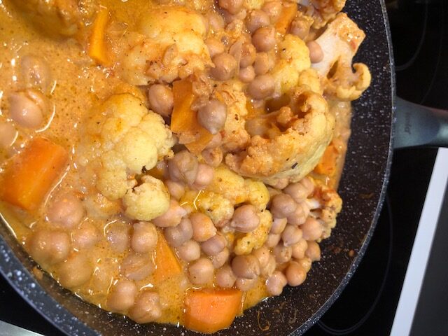 Curry de pois chiches au chou fleur, patate douce et lait de coco