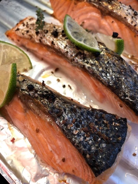 Saumon grillé à l’unilatérale sauce thym citron
