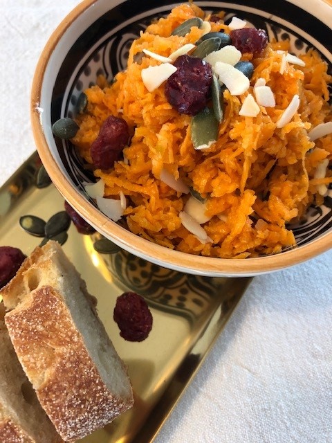 Carottes râpées, amandes, graines de courge et cranberries séchées