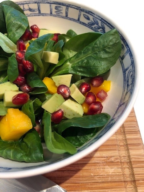 Salade de mâche, avocat, mangue, grenade