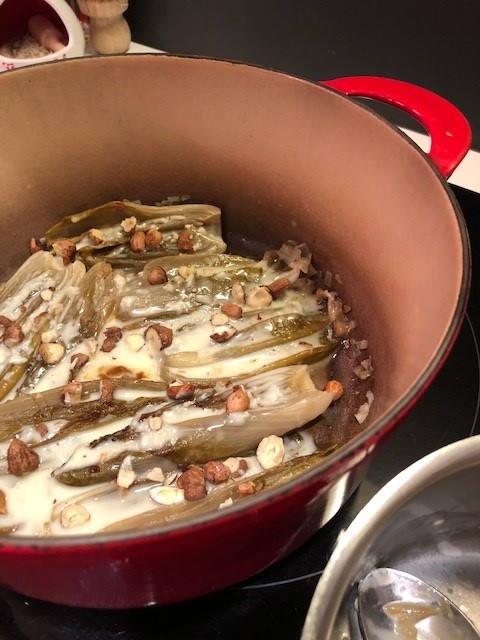 Endives braisées au gorgonzola et aux noisettes torréfiées