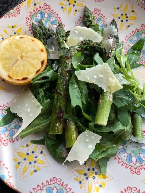 Asperges grillées au citron, au parmesan et à la roquette