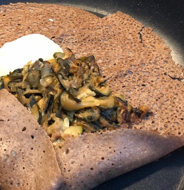 Galettes de blé noir aux courgettes sautées et au chèvre
