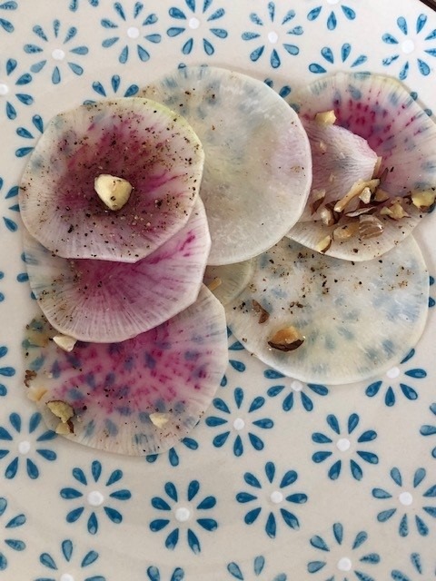 Carpaccio de radis aux noisettes